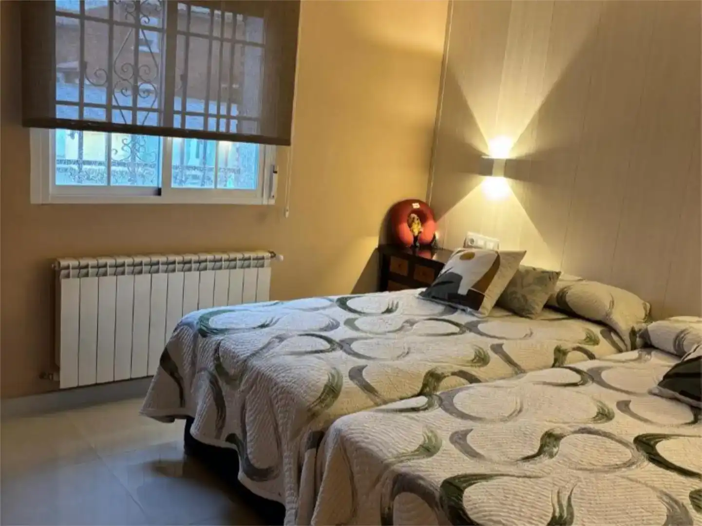 Schlafzimmer von Erdgeschoss zum Verkauf in Plasencia mit Klimaanlage und Schwimmbad