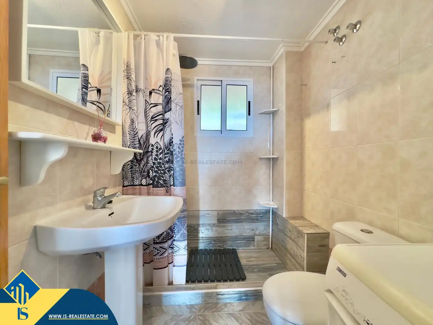 Bathroom of Flat for sale in Torrevieja  with Terrace, Furnished and Community pool