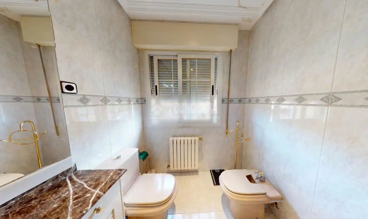 Badezimmer von Einfamilien-Reihenhaus zum Verkauf in Leganés mit Heizung, Parkett und Terrasse
