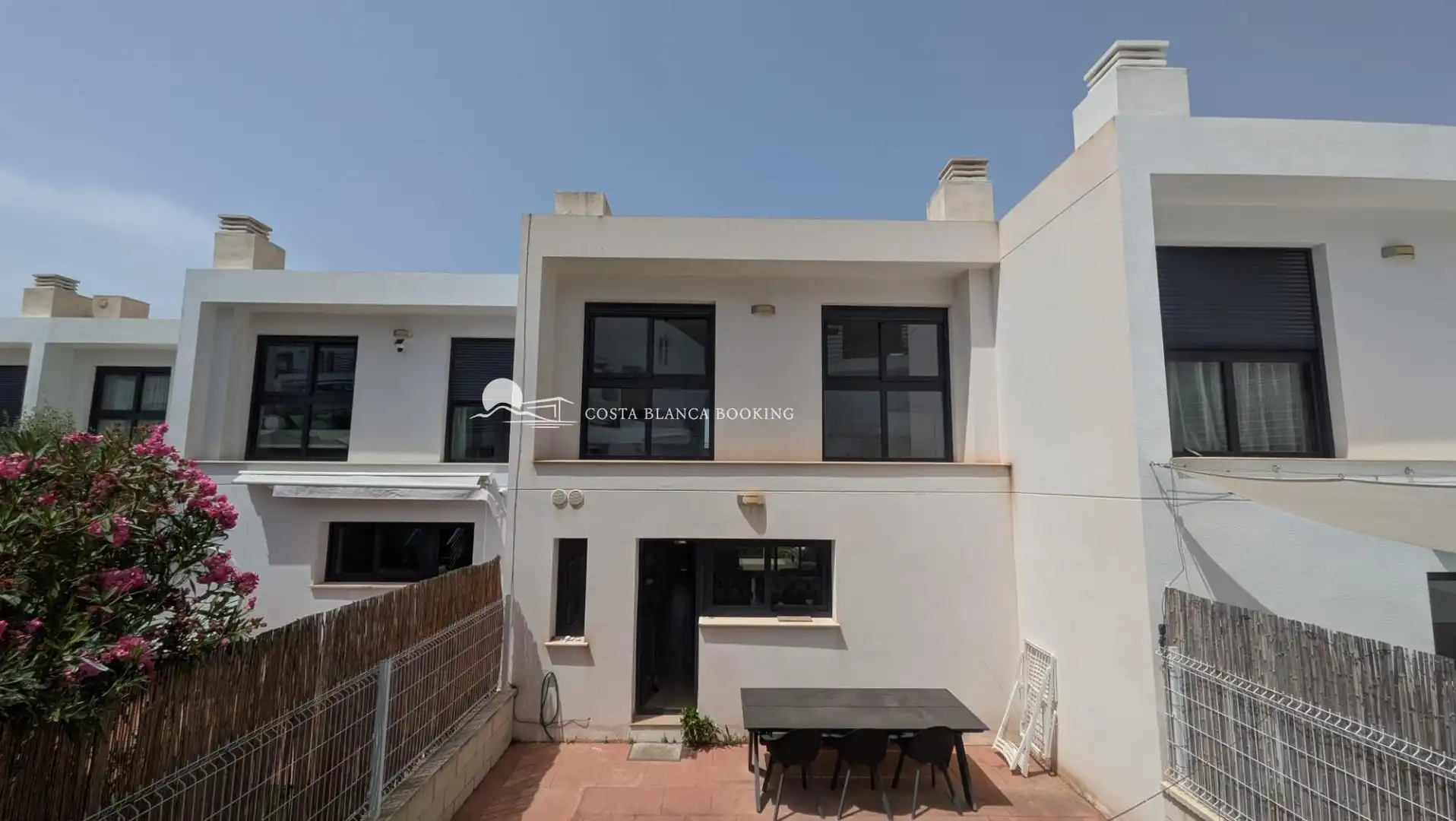 Vista exterior de Casa adosada en venda en L'Alfàs del Pi amb Piscina comunitària
