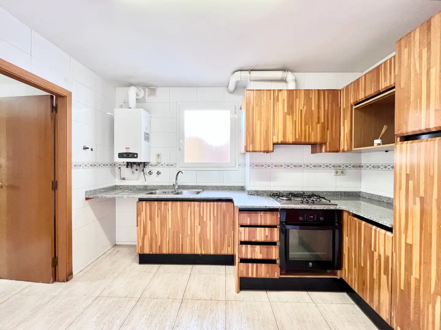 Kitchen of Flat for sale in L'Hospitalet de Llobregat  with Air Conditioner, Heating and Oven