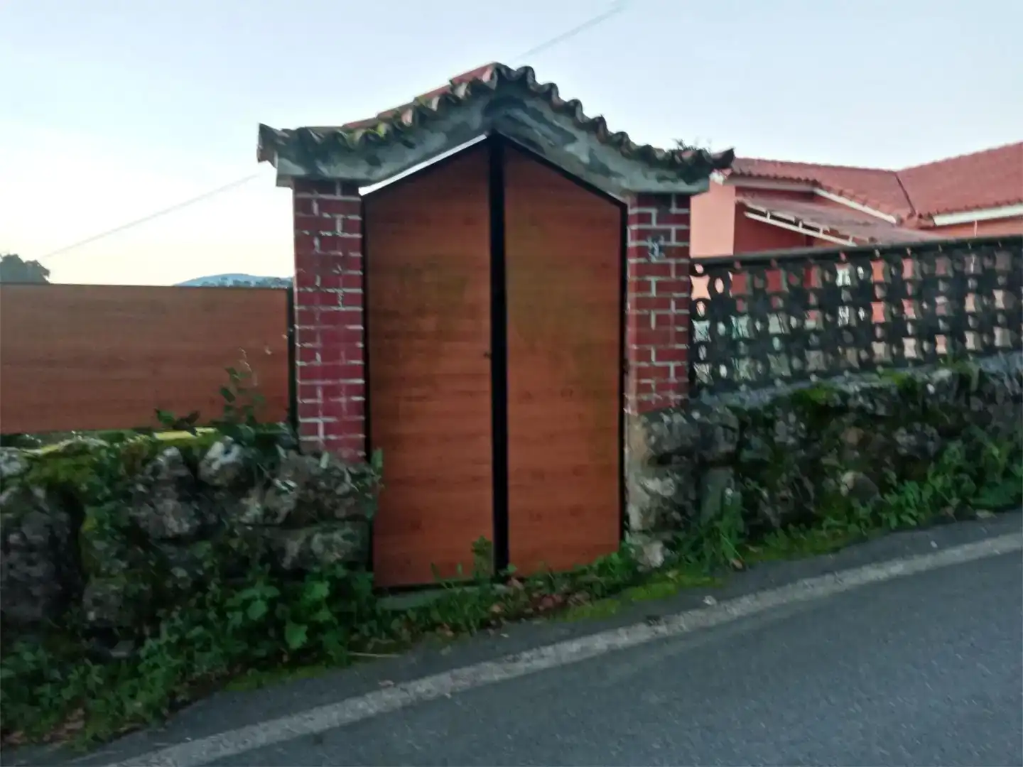 Vista exterior de Casa o xalet en venda en Pontevedra Capital  amb Jardí privat, Parquet i Traster