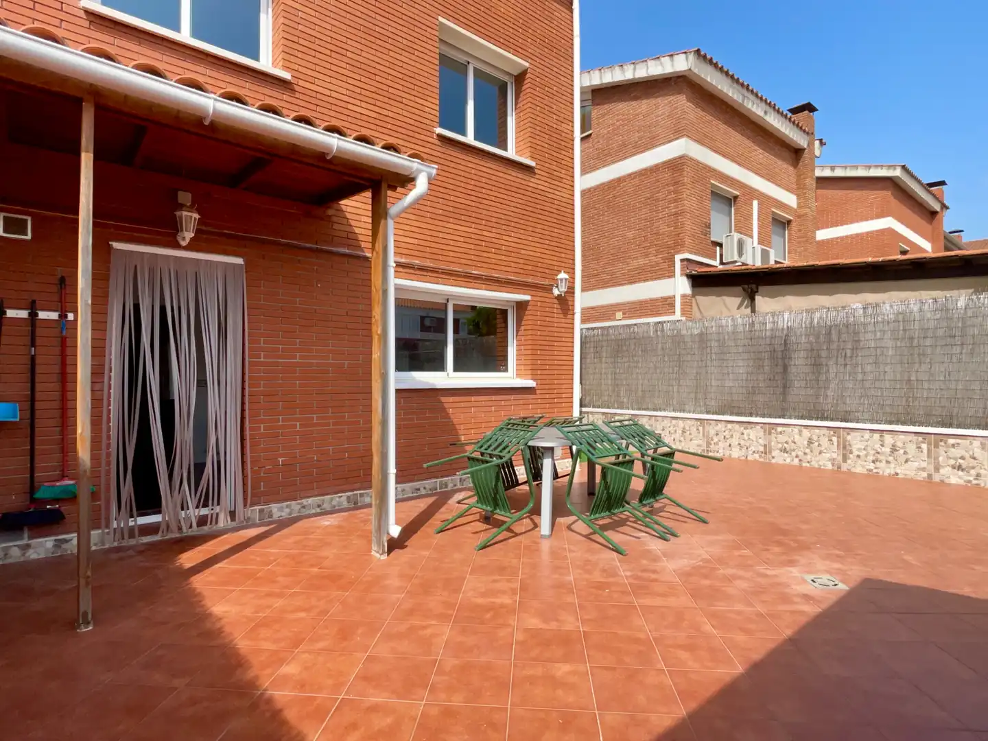 Terrasse von Einfamilien-Reihenhaus zum Verkauf in Sant Vicenç de Montalt mit Klimaanlage, Heizung und Privatgarten