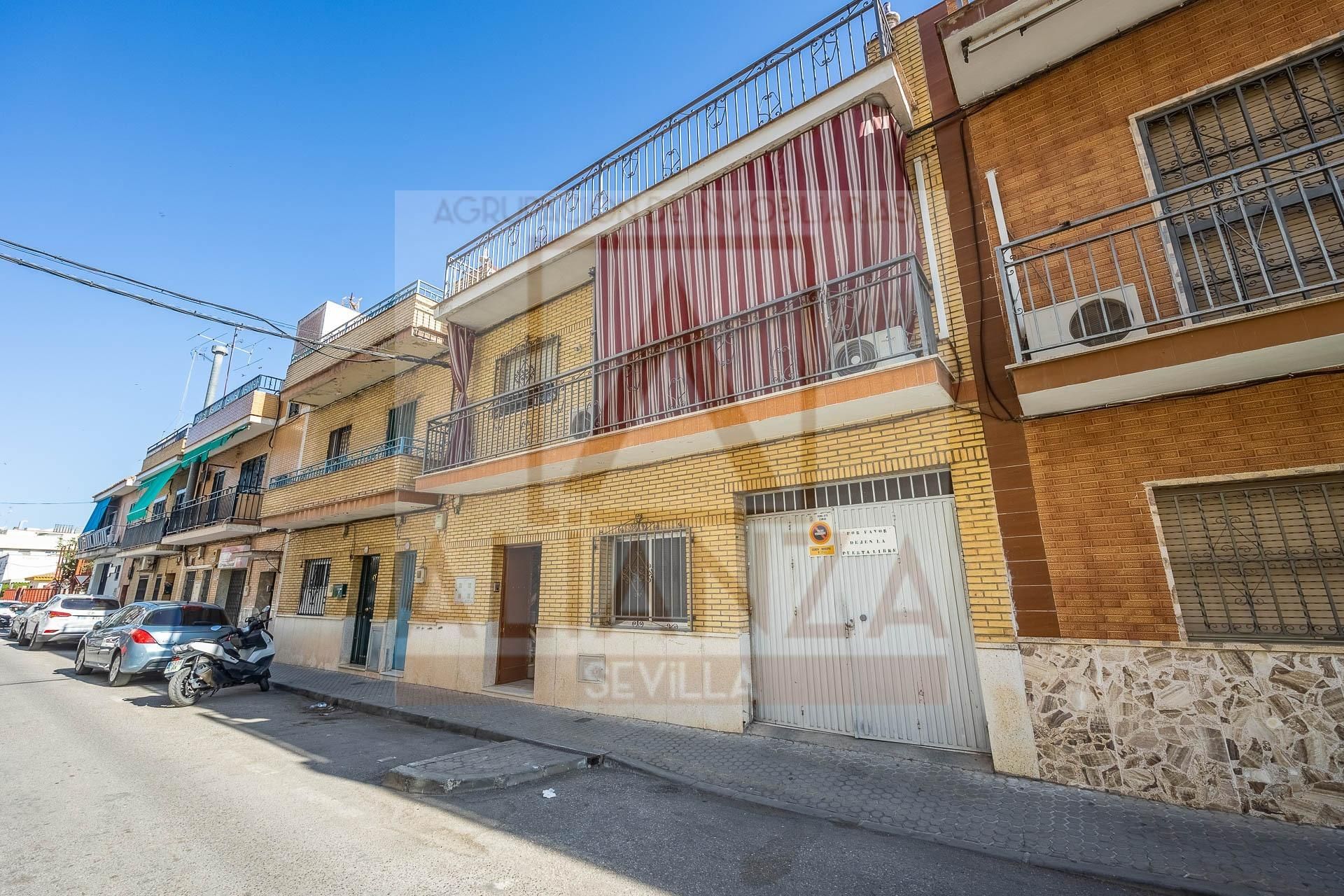 Vista exterior de Casa adosada en venda en Camas amb Terrassa i Balcó