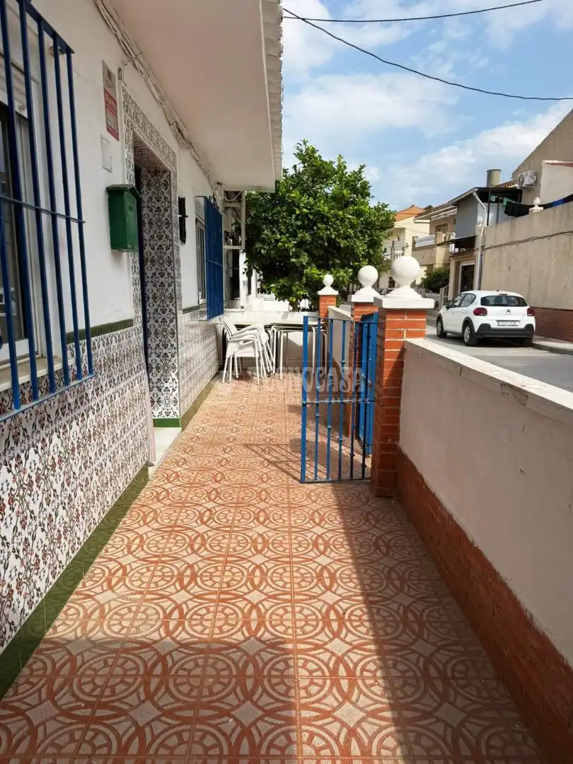 Vista exterior de Casa adosada en venda en Málaga amb Jardí privat