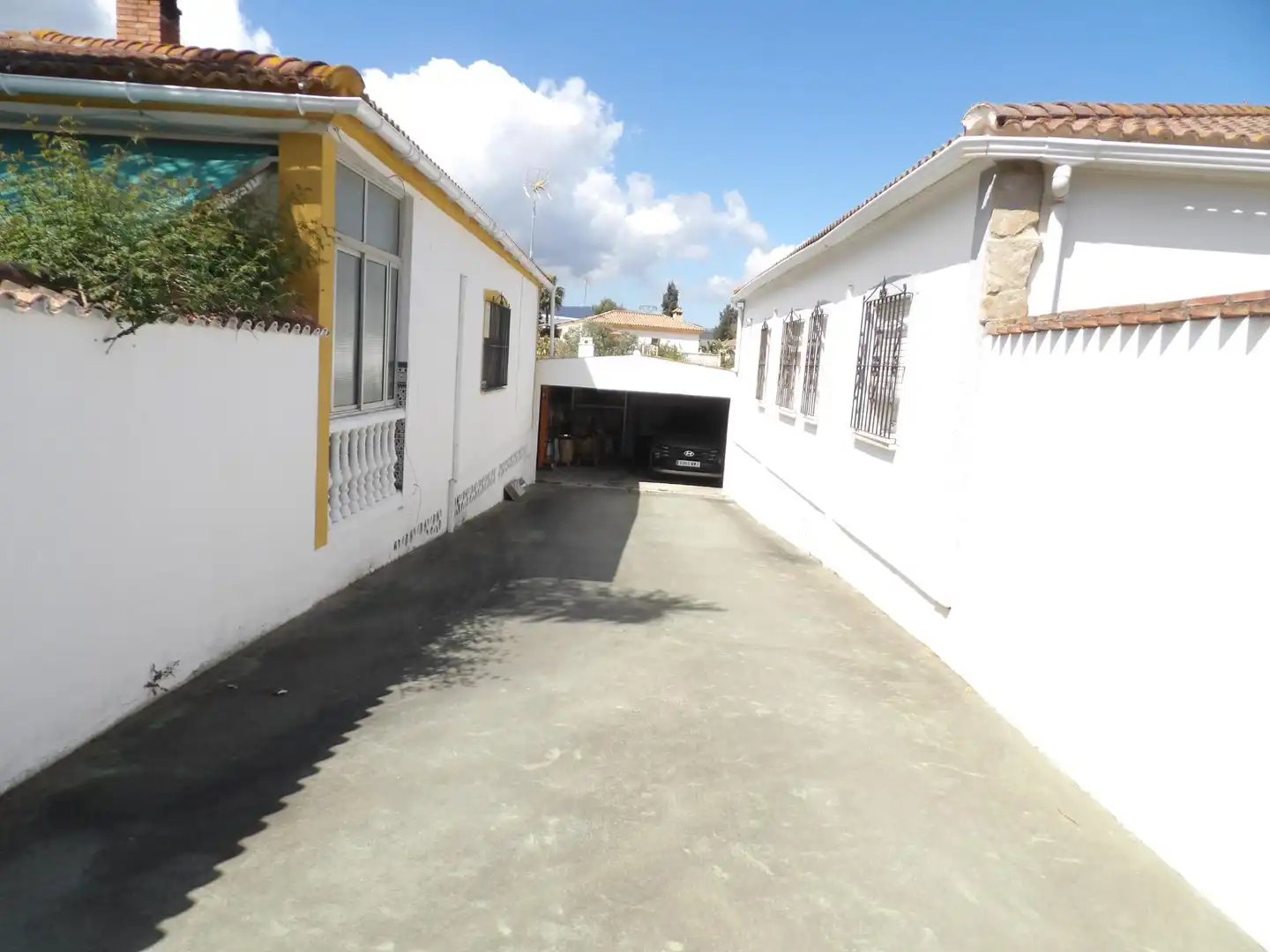 Exterior view of Houses for sale in Algeciras  with Air Conditioner, Private garden and Storage room