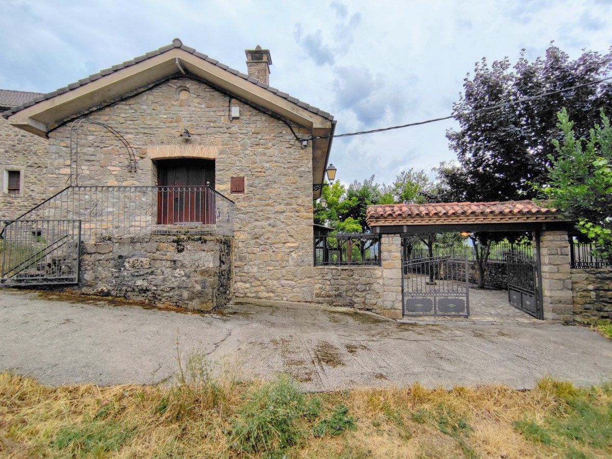 Vista exterior de Casa o xalet en venda en Sabiñánigo amb Calefacció, Jardí privat i Terrassa
