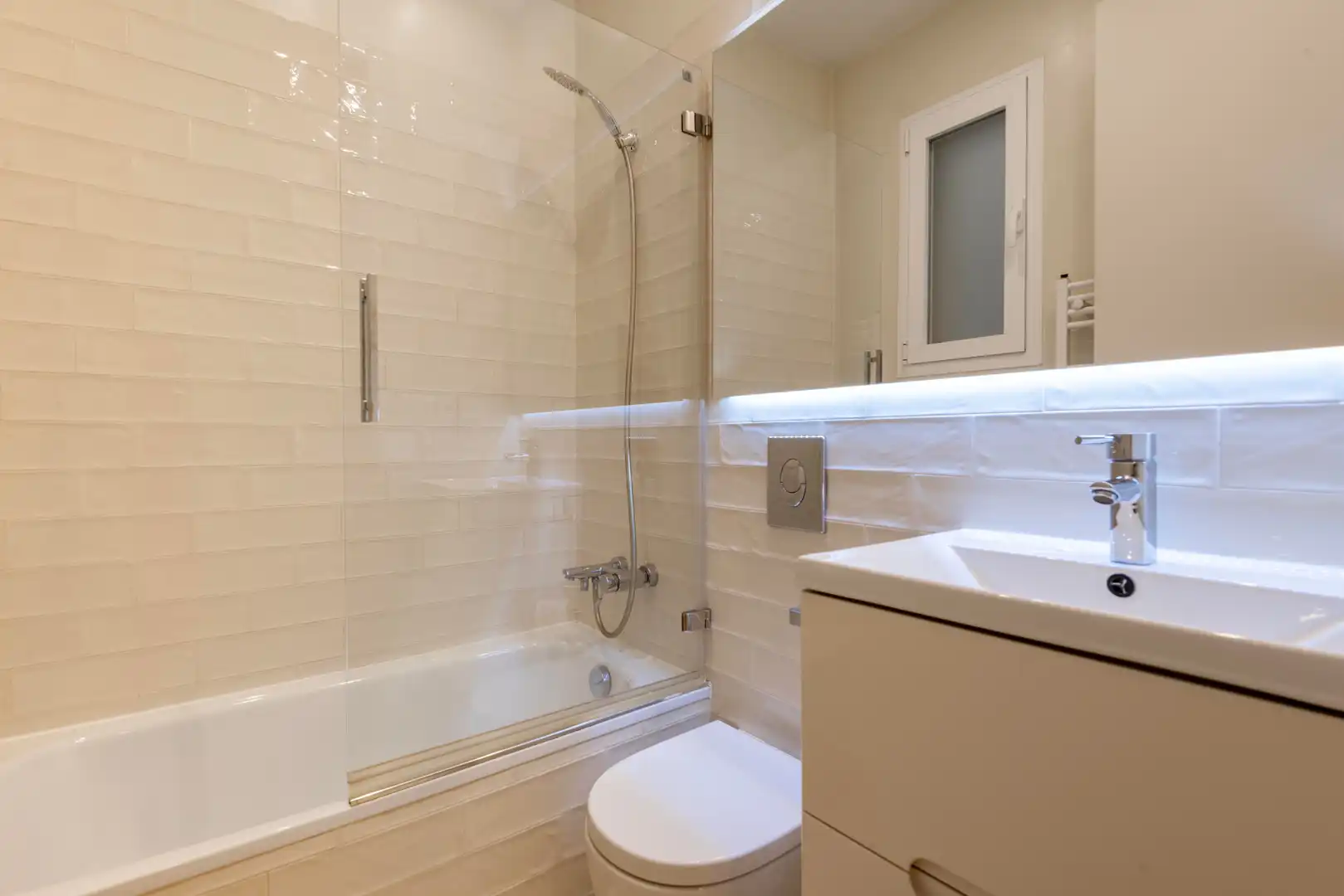 Bathroom of Flat for rent in Madrid  with Air Conditioner, Heating and Parquet flooring