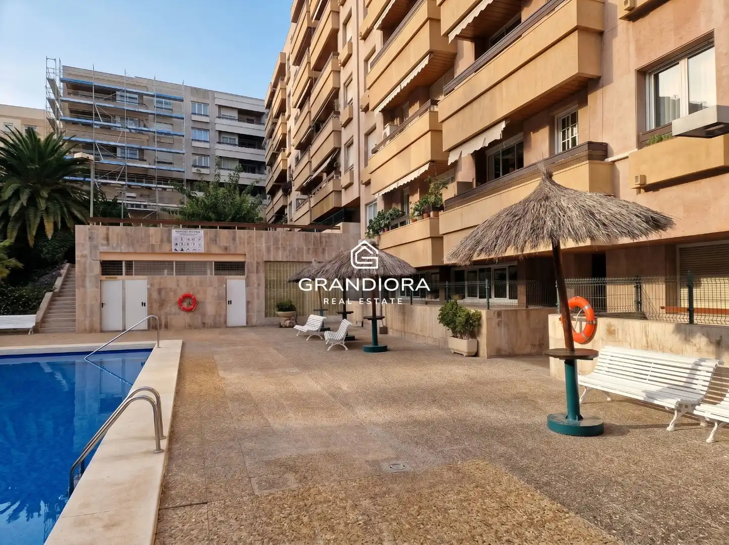 Außenansicht von Wohnung zur Miete in Barcelona mit Klimaanlage, Schwimmbad und Möbliert