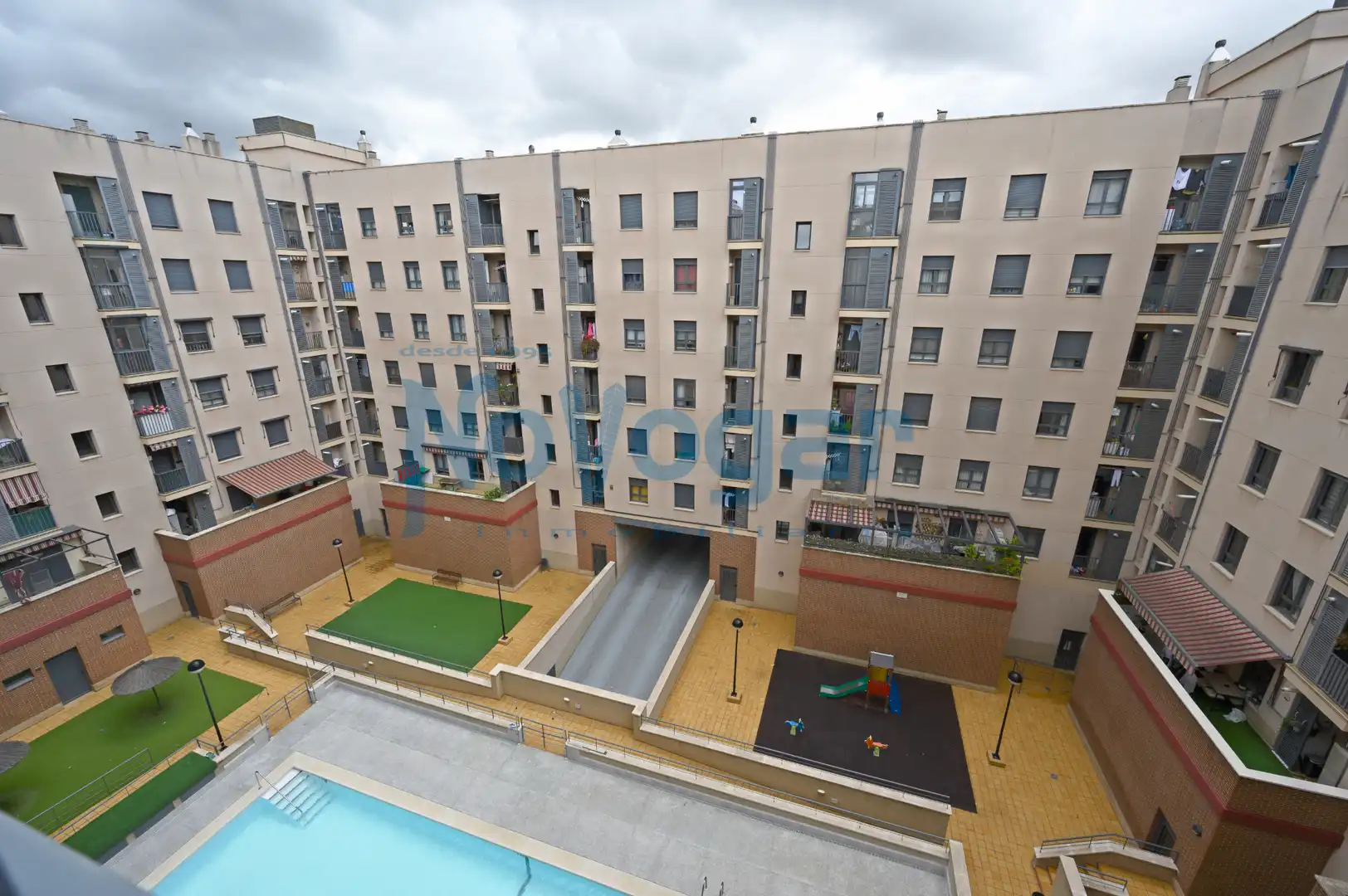 Swimming pool of Flat for sale in Móstoles  with Air Conditioner, Heating and Parquet flooring