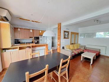 Casa bifamiliare con balcone in vendita a Reyes