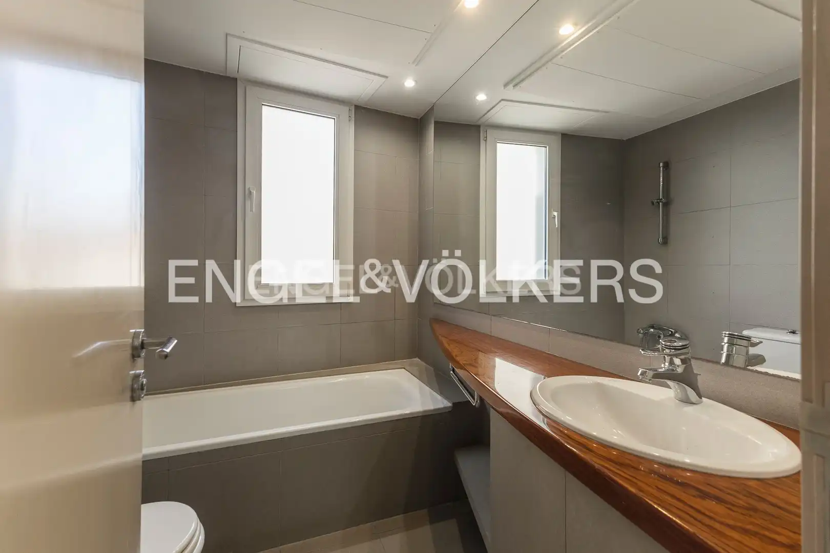 Bathroom of Houses for sale in Barcelona  with Air Conditioner, Heating and Private garden