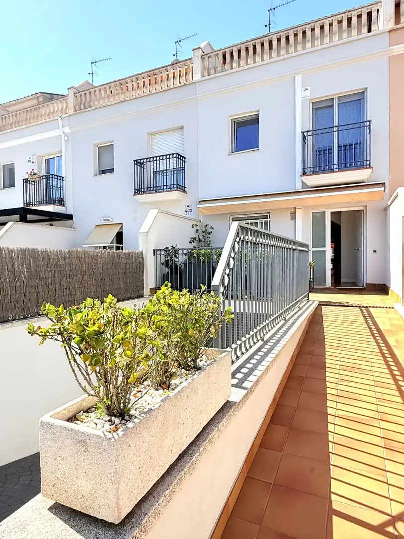 Vista exterior de Casa o xalet en venda en Sant Boi de Llobregat amb Aire condicionat, Calefacció i Jardí privat