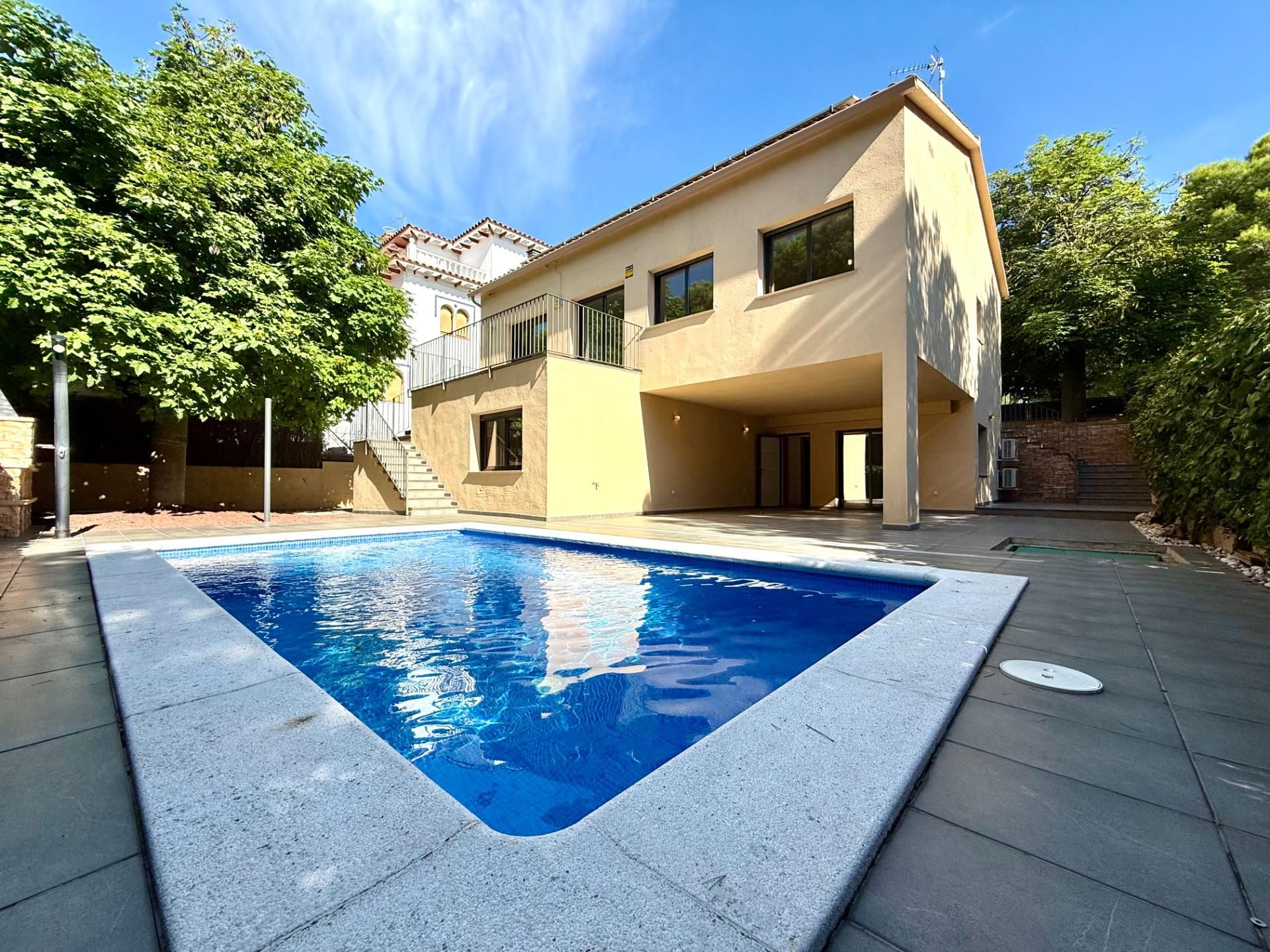 Exterior view of House or chalet for sale in El Vendrell  with Air Conditioner, Heating and Private garden