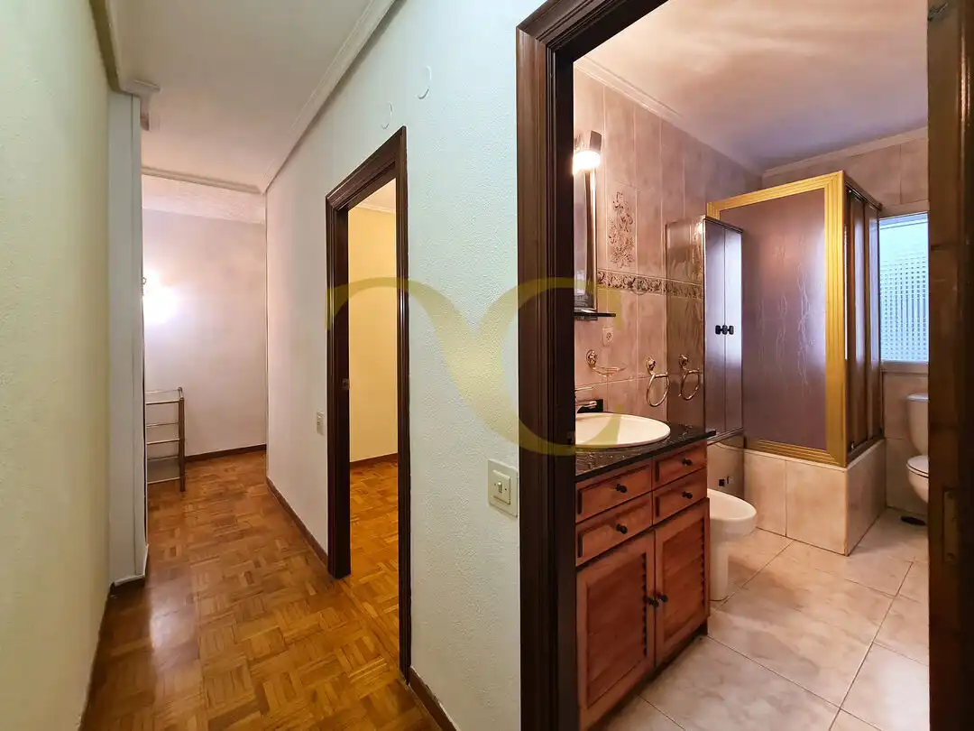 Baño de Piso en venta en Oviedo  con Terraza