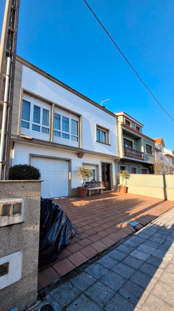 Vista exterior de Casa o xalet en venda en A Pobra do Caramiñal amb Aire condicionat, Calefacció i Jardí privat
