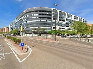 Local comercial de lloguer a Del Ibón De Plan 24