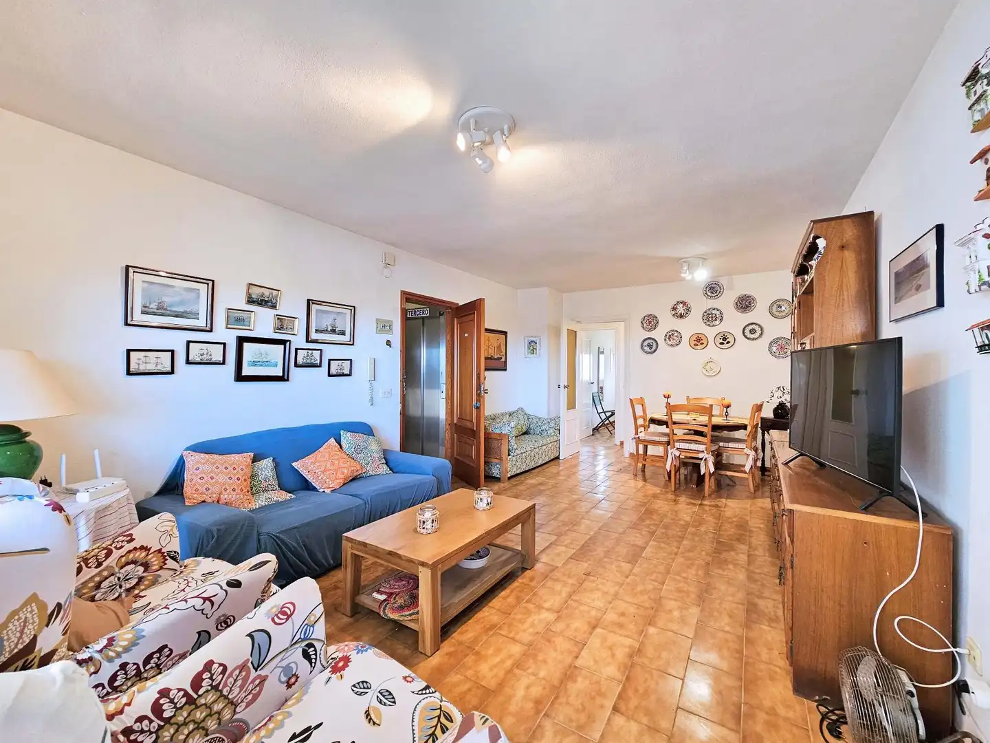Sala d'estar de Apartament de lloguer en La Manga del Mar Menor amb Calefacció, Terrassa i Piscina comunitària
