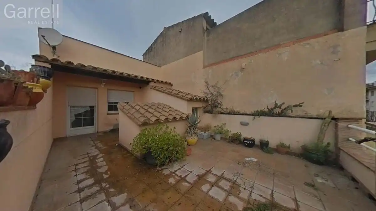 Adossat amb piscina en venda a Carrer Figueres, imagen 2
