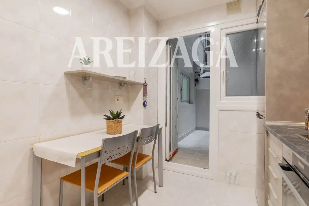 Habitación de Piso en venta en Donostia - San Sebastián  con Calefacción, Terraza y Balcón