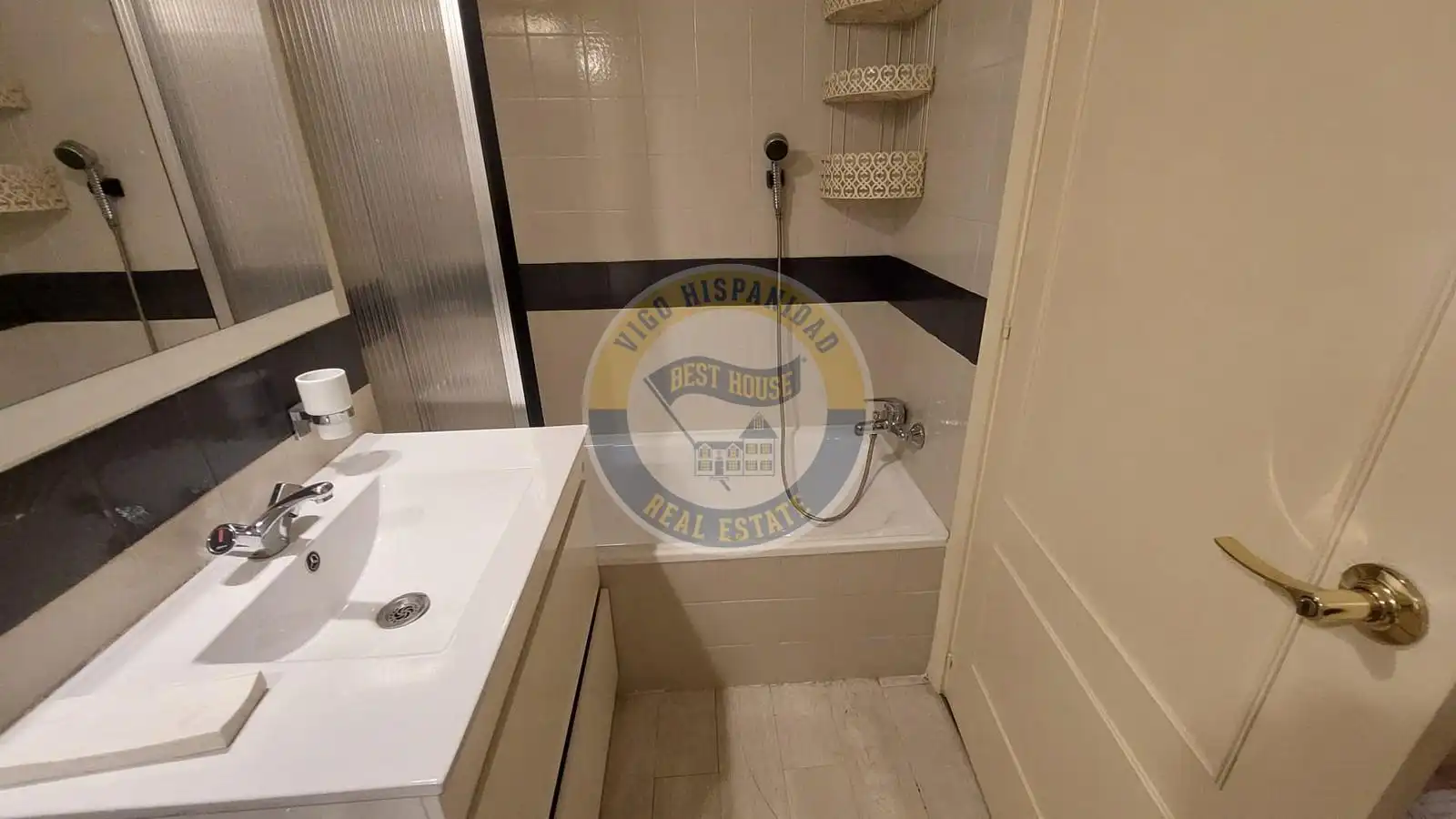 Bathroom of Flat for sale in Vigo   with Heating, Terrace and Storage room