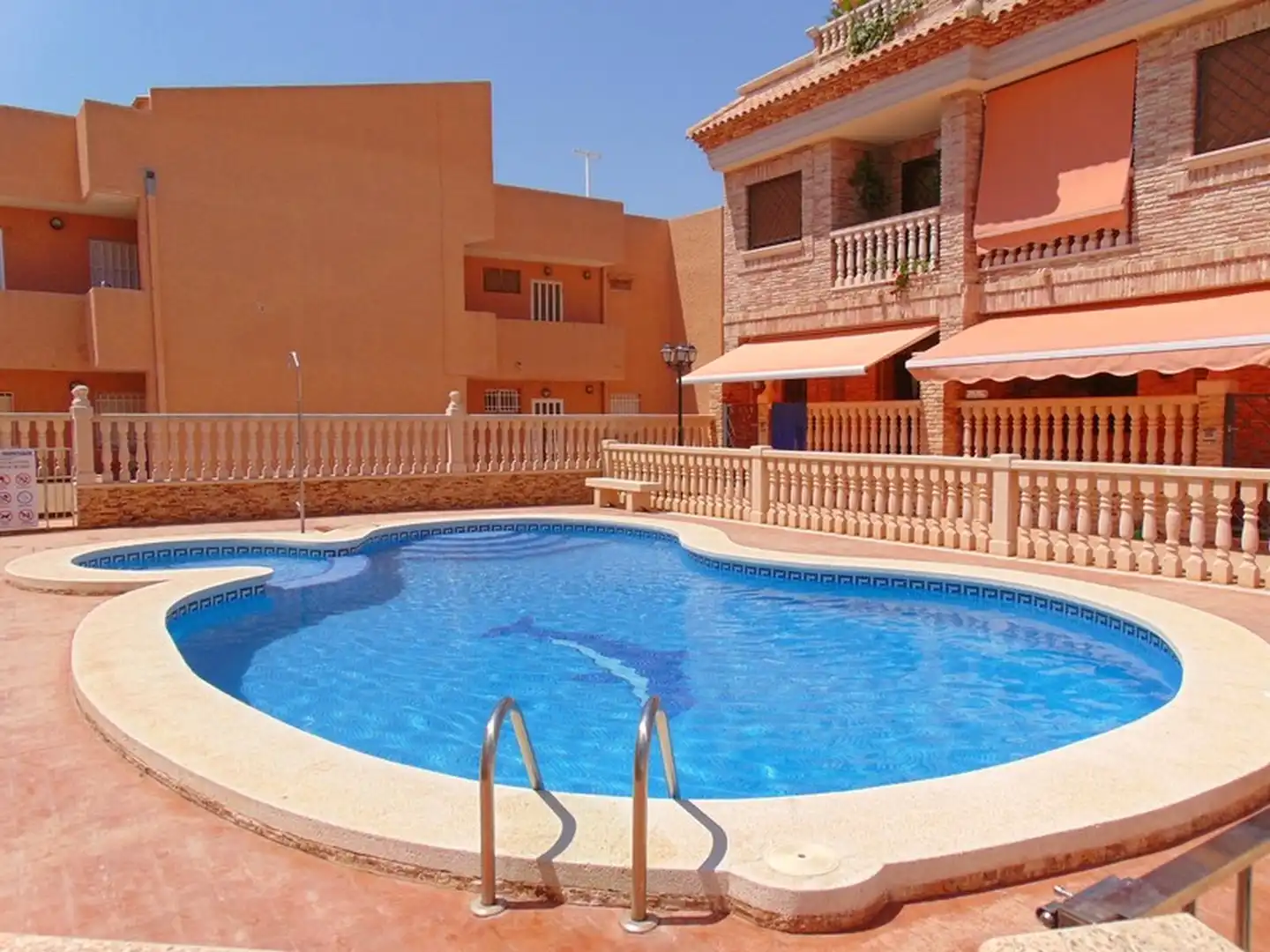Piscina de Casa adosada en venda en San Pedro del Pinatar amb Aire condicionat, Calefacció i Terrassa