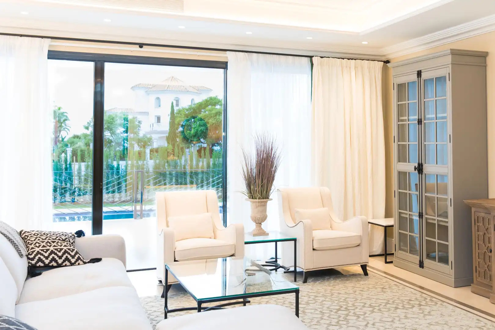 Sala de estar de Casa o chalet en venta en Benahavís con Aire acondicionado, Calefacción y Jardín privado