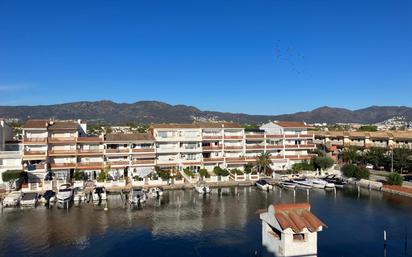 Vista exterior de Àtic en venda en Empuriabrava amb Aire condicionat i Terrassa