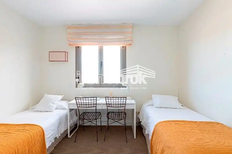 Schlafzimmer von Dachboden zur Miete in La Moraleja mit Klimaanlage, Heizung und Abstellraum