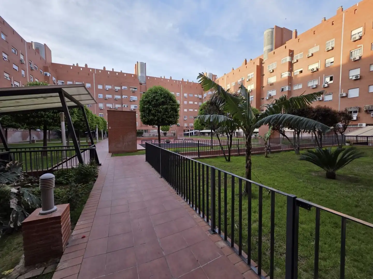 Vista exterior de Àtic en venda en Sevilla amb Aire condicionat, Terrassa i Traster