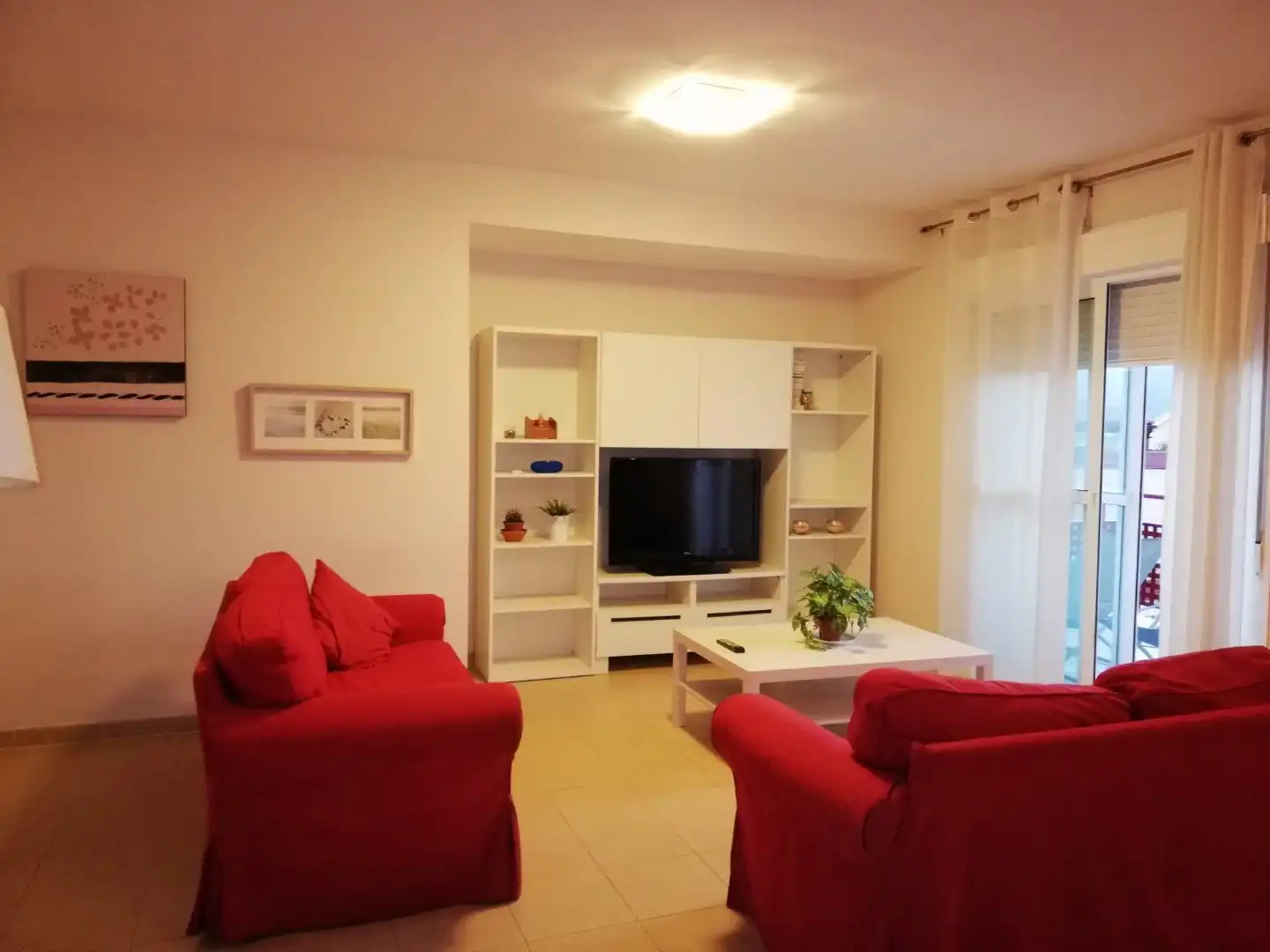 Sala d'estar de Dúplex de lloguer en Algeciras amb Aire condicionat, Moblat i Piscina comunitària