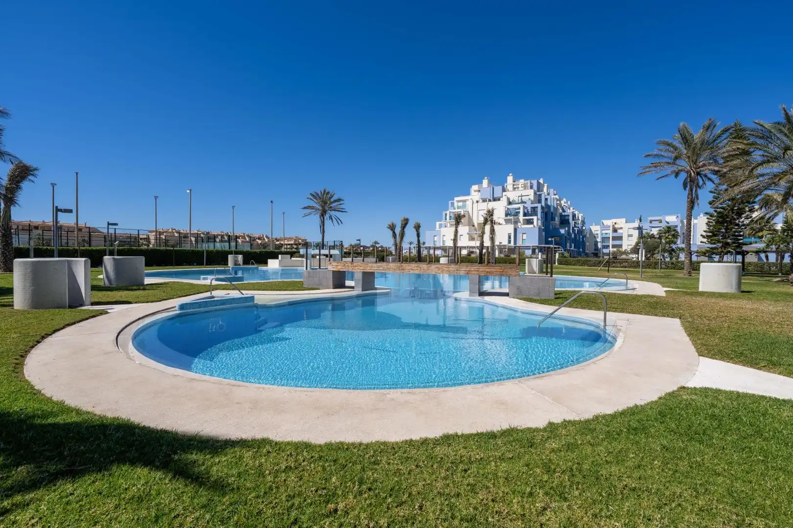 Piscina de Apartament en venda en Roquetas de Mar amb Aire condicionat, Calefacció i Jardí privat