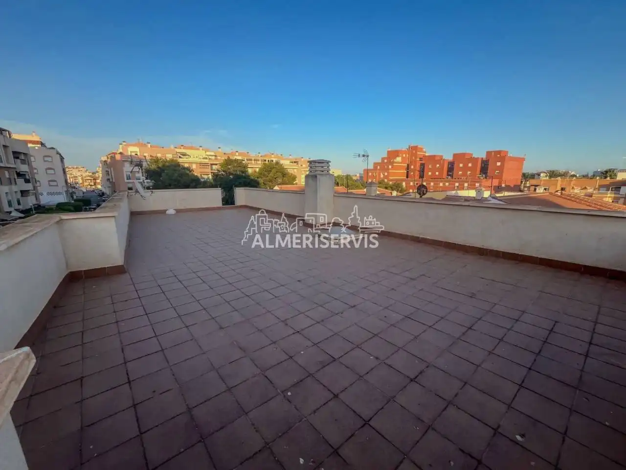 Vista exterior de Casa o xalet en venda en Roquetas de Mar amb Aire condicionat i Moblat