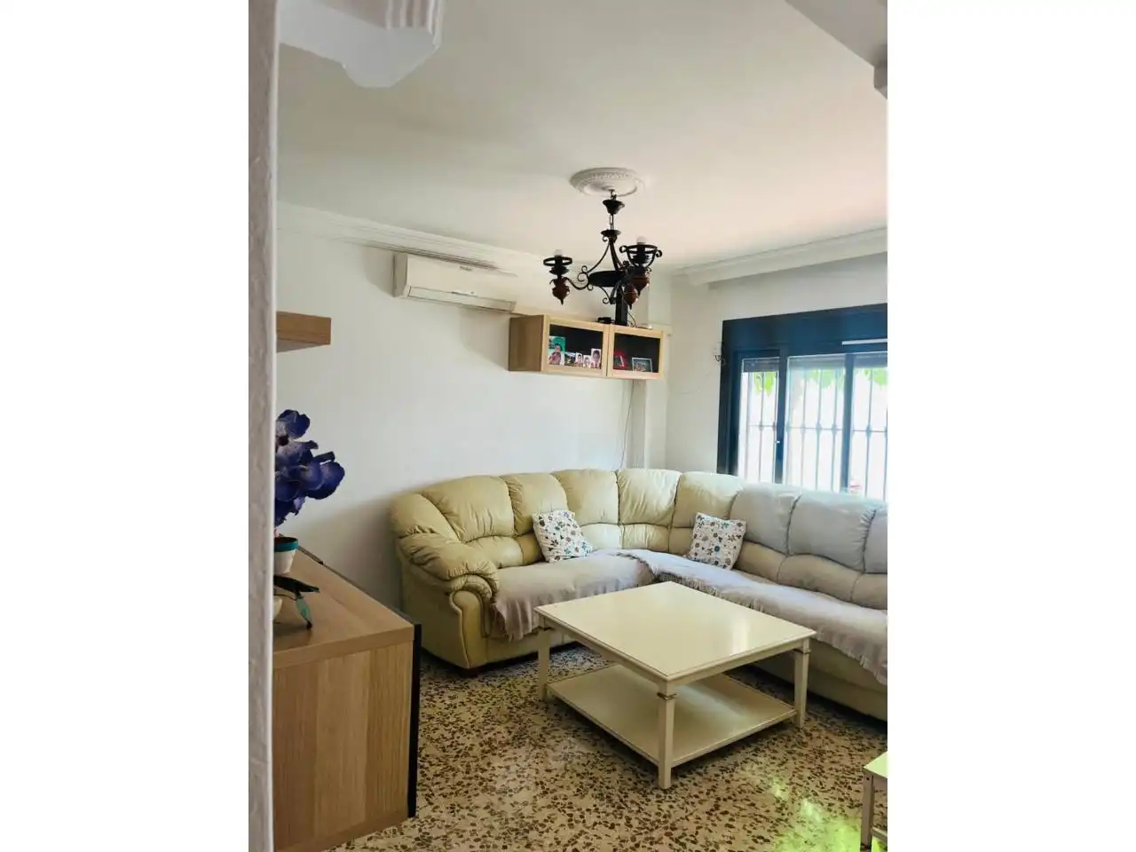 Sala d'estar de Dúplex en venda en Estepona amb Aire condicionat, Terrassa i Moblat
