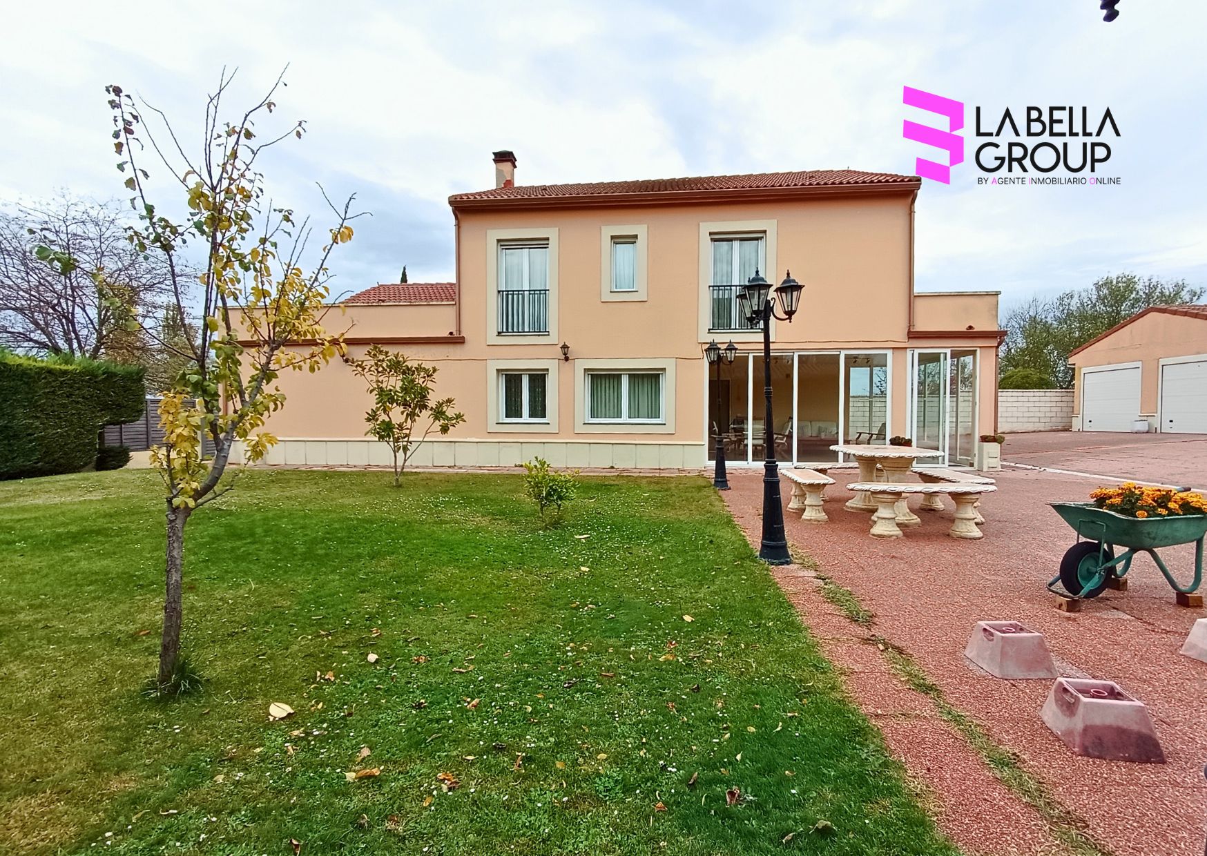 Exterior view of House or chalet for sale in Renedo de Esgueva  with Heating, Private garden and Parquet flooring