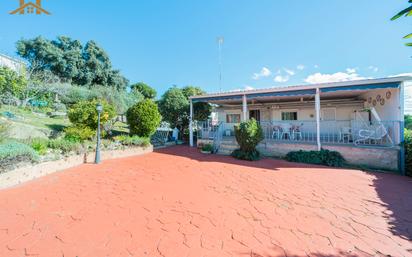 Vista exterior de Casa o xalet en venda en Villa del Prado amb Aire condicionat, Jardí privat i Terrassa