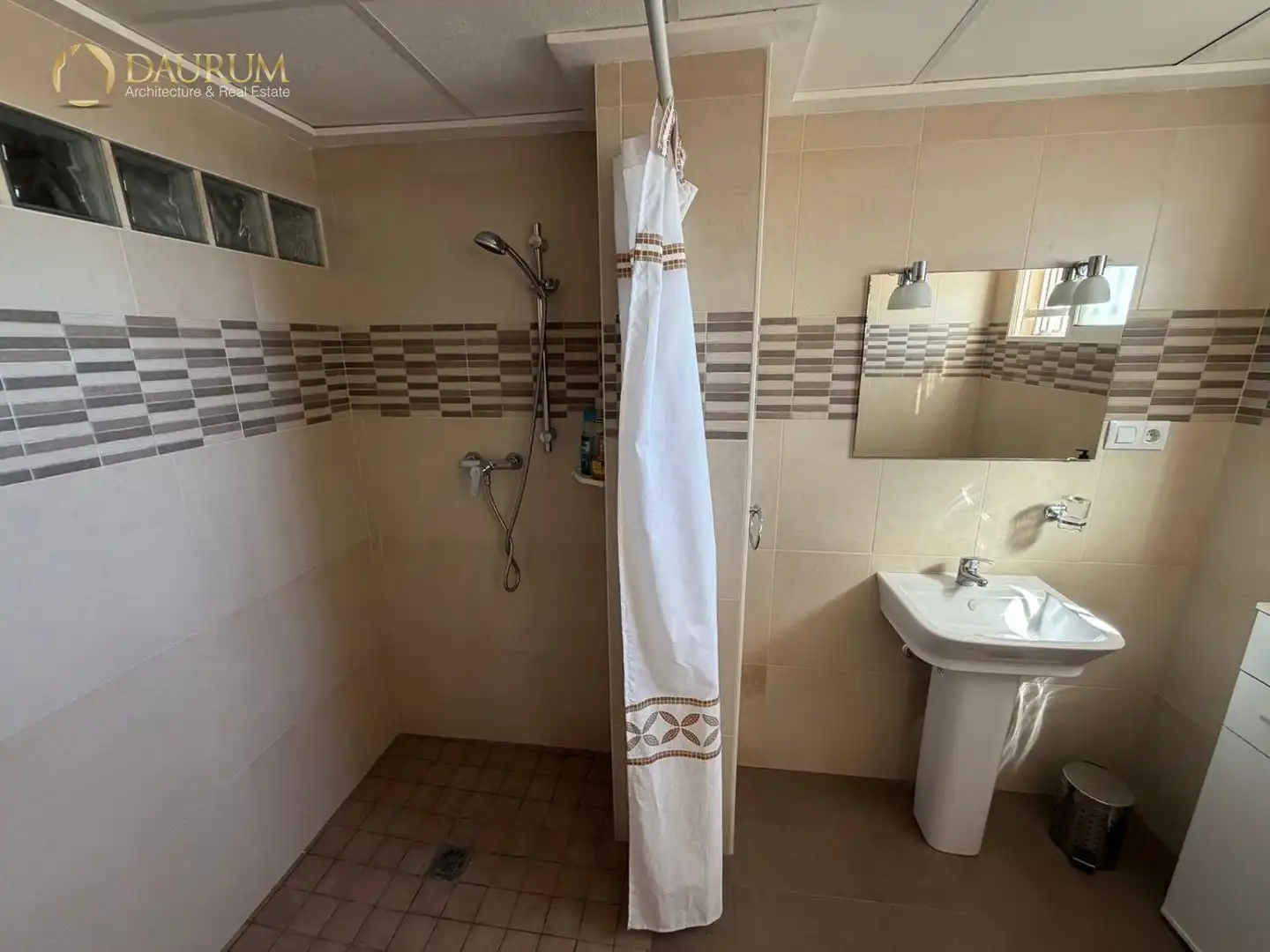 Badezimmer von Dachboden zum Verkauf in Santa Pola mit Klimaanlage, Heizung und Terrasse