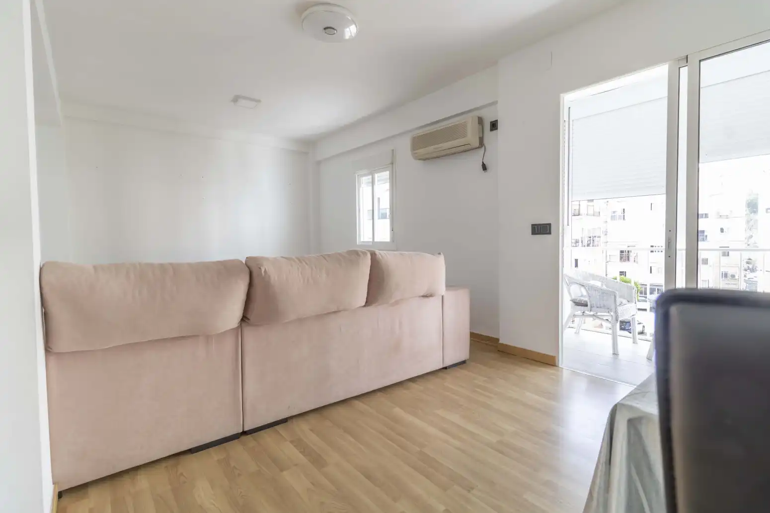 Sala d'estar de Pis de lloguer en San Juan de Aznalfarache amb Aire condicionat i Moblat