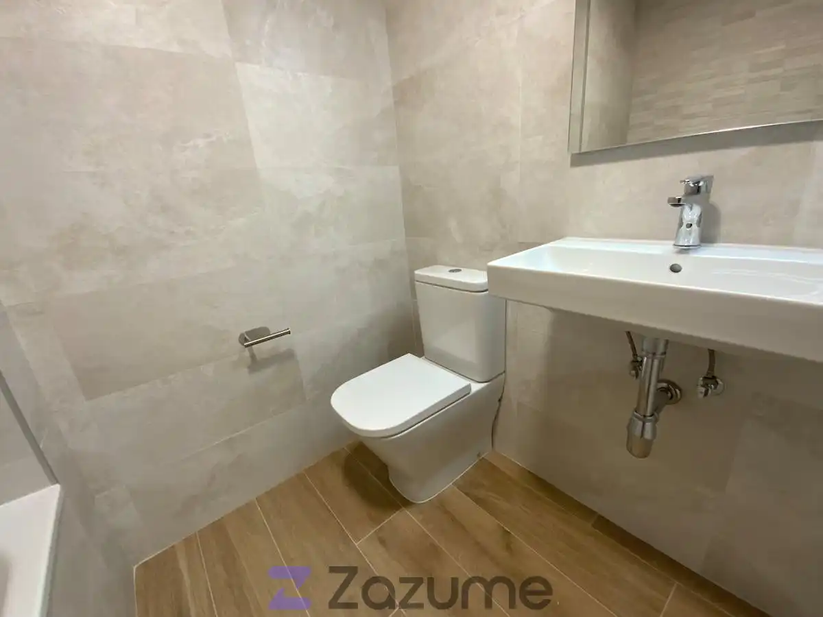 Bathroom of Flat for rent in Valencia  with Air Conditioner, Heating and Private garden