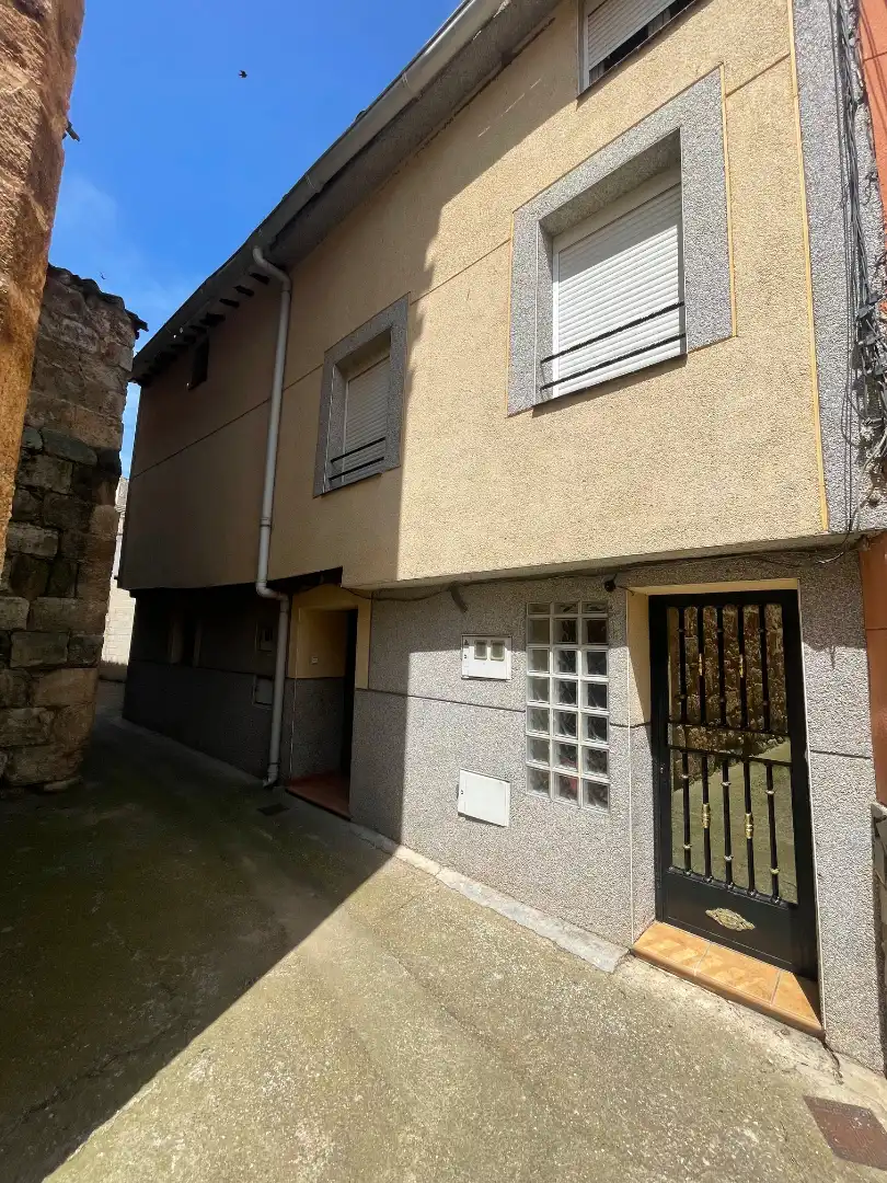 Vista exterior de Casa adosada en venda en Bergasa amb Aire condicionat, Calefacció i Jardí privat