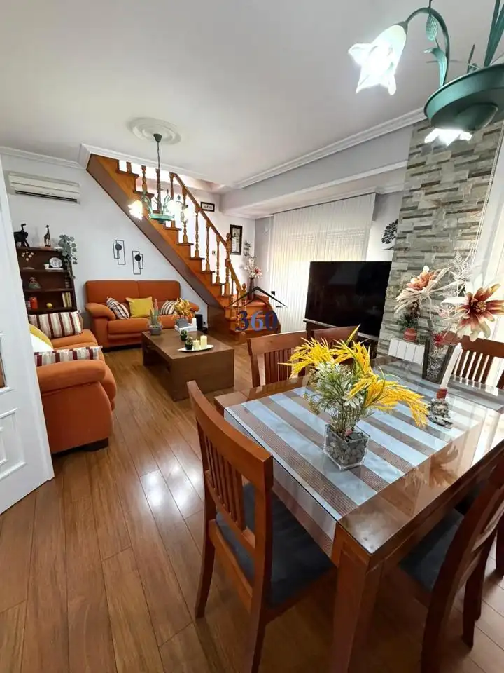 Sala d'estar de Casa o xalet en venda en Cáceres Capital amb Aire condicionat i Terrassa