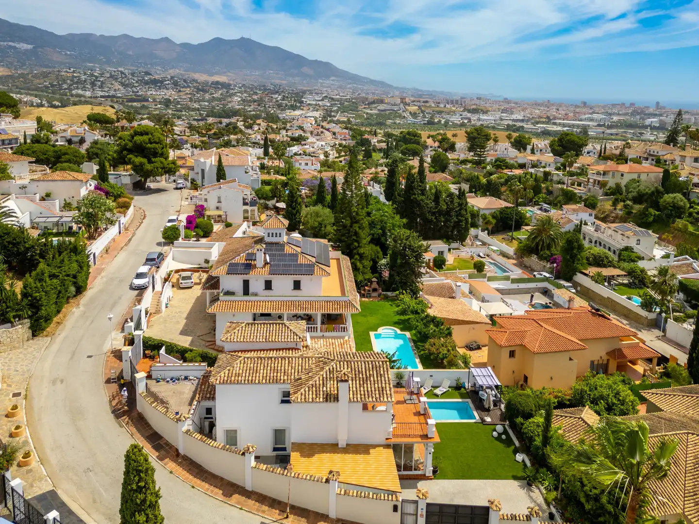 Vista exterior de Casa o xalet en venda en Mijas amb Aire condicionat, Jardí privat i Terrassa