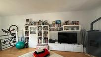 Sala d'estar de Casa adosada en venda en Sant Pere de Ribes amb Aire condicionat