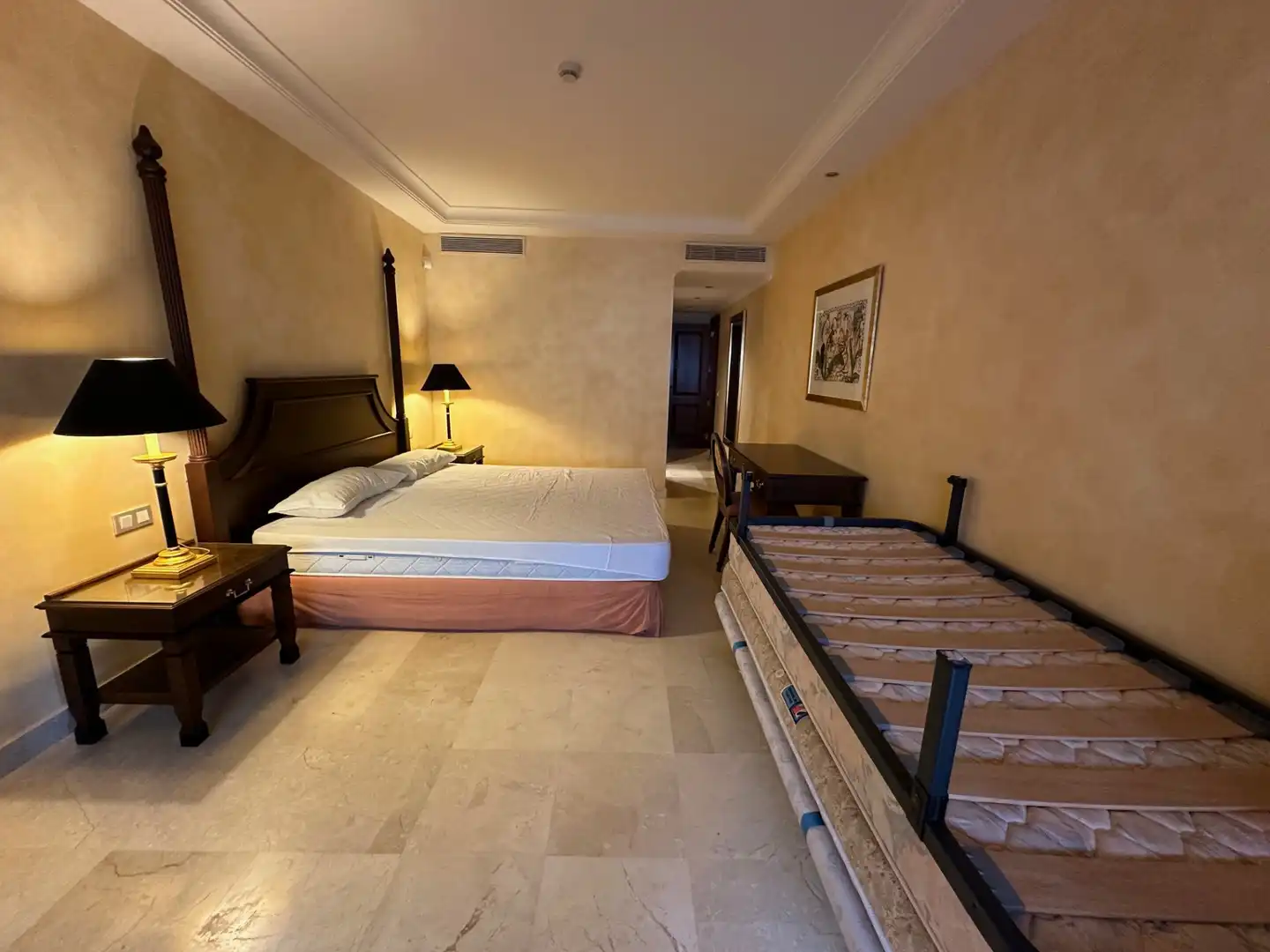 Habitación de Planta baja en venta en Estepona con Aire acondicionado, Terraza y Piscina