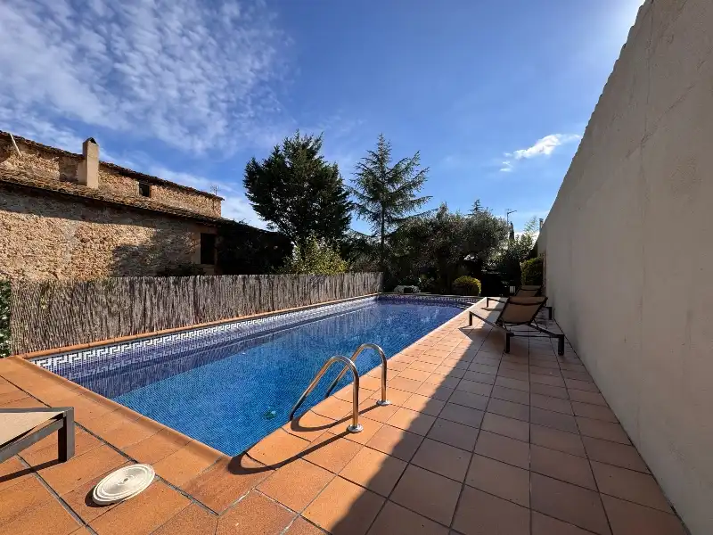 Piscina de Finca rústica en venta en Ullastret con Aire acondicionado, Calefacción y Jardín privado
