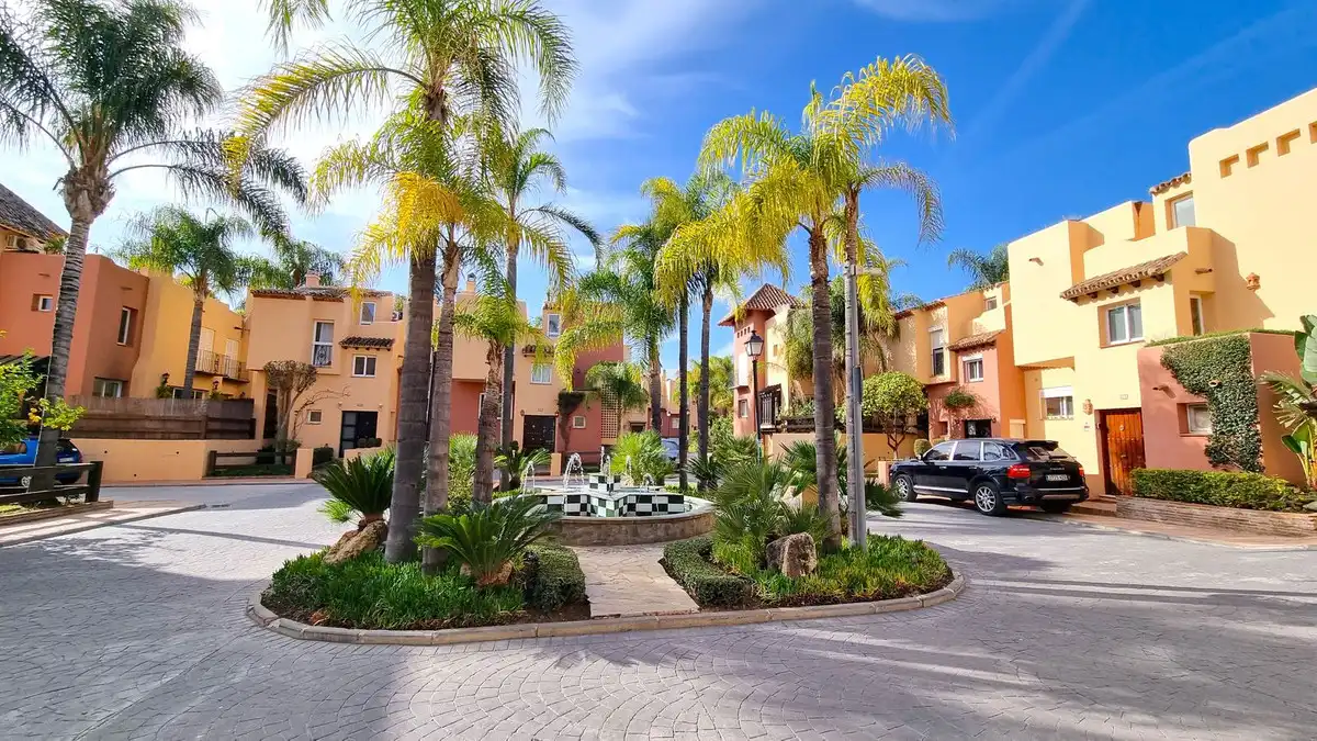 Adosado con piscina en venta en Nueva Andalucía, imagen 2