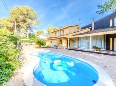 House with pool for sale in Olivella