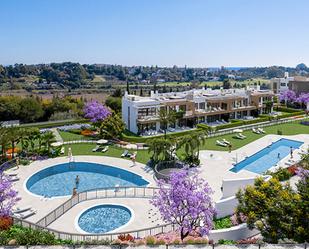 Vista exterior de Apartament de lloguer en Estepona amb Aire condicionat, Terrassa i Piscina