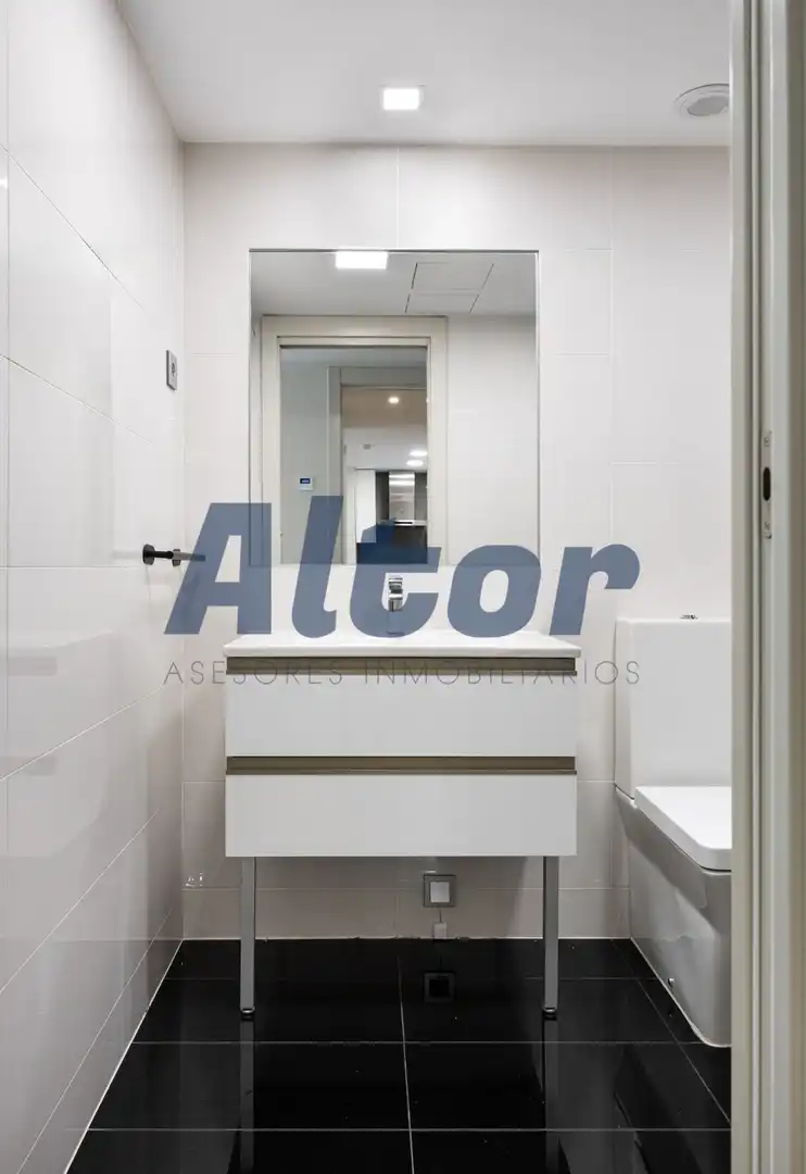 Badezimmer von Wohnung zum Verkauf in Madrid mit Klimaanlage, Abstellraum und Schwimmbad
