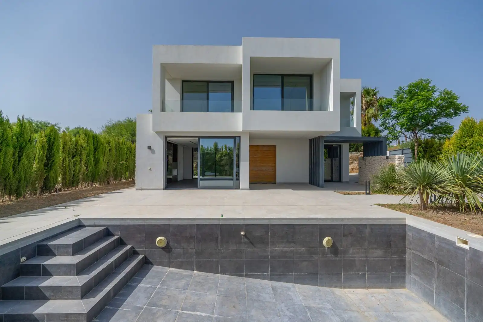 Vista exterior de Casa o xalet en venda en Estepona amb Jardí privat, Traster i Piscina